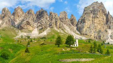 Yaz aylarında Gardena geçidi boyunca uzanan dağ manzarası, Dolomites, Bolzano ili, Trentino Alto Adige, İtalya
