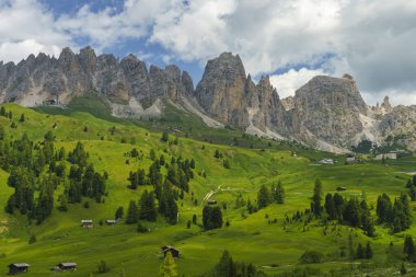 Yaz aylarında Gardena geçidi boyunca uzanan dağ manzarası, Dolomites, Bolzano ili, Trentino Alto Adige, İtalya