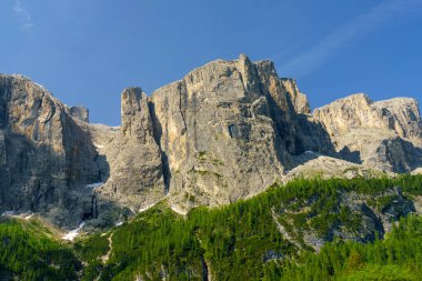 Yaz aylarında Gardena geçidi boyunca uzanan dağ manzarası, Dolomites, Bolzano ili, Trentino Alto Adige, İtalya