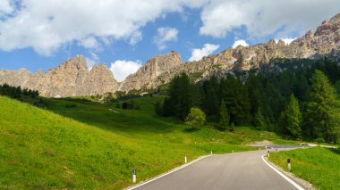 Yaz aylarında Gardena geçidi boyunca uzanan dağ manzarası, Dolomites, Bolzano ili, Trentino Alto Adige, İtalya