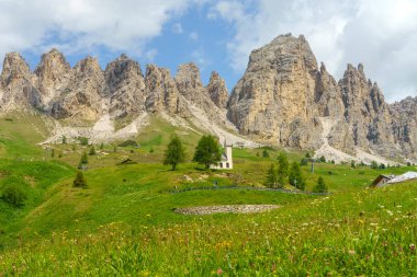 Yaz aylarında Gardena geçidi boyunca uzanan dağ manzarası, Dolomites, Bolzano ili, Trentino Alto Adige, İtalya