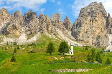 Yaz aylarında Gardena geçidi boyunca uzanan dağ manzarası, Dolomites, Bolzano ili, Trentino Alto Adige, İtalya