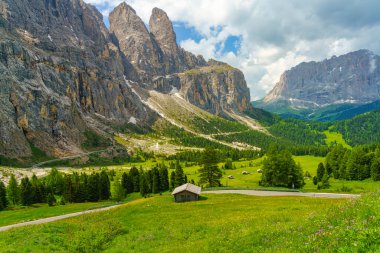 Yaz aylarında Gardena geçidi boyunca uzanan dağ manzarası, Dolomites, Bolzano ili, Trentino Alto Adige, İtalya