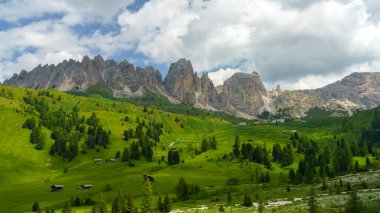 Yaz aylarında Gardena geçidi boyunca uzanan dağ manzarası, Dolomites, Bolzano ili, Trentino Alto Adige, İtalya