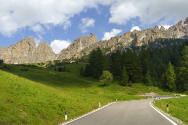 Yaz aylarında Gardena geçidi boyunca uzanan dağ manzarası, Dolomites, Bolzano ili, Trentino Alto Adige, İtalya