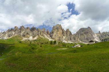 Yaz aylarında Gardena geçidi boyunca uzanan dağ manzarası, Dolomites, Bolzano ili, Trentino Alto Adige, İtalya