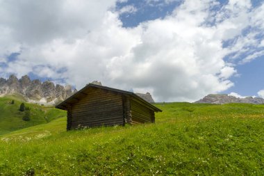 Yaz aylarında Gardena geçidi boyunca uzanan dağ manzarası, Dolomites, Bolzano ili, Trentino Alto Adige, İtalya