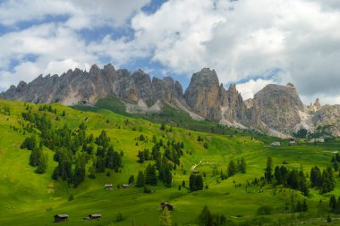 Yaz aylarında Gardena geçidi boyunca uzanan dağ manzarası, Dolomites, Bolzano ili, Trentino Alto Adige, İtalya