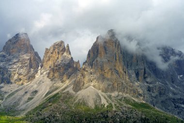 Yaz aylarında Sella geçidi boyunca dağ manzarası, Dolomites, Bolzano ili, Trentino Alto Adige, İtalya