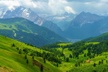 Yaz mevsiminde Sella geçidi boyunca dağ manzarası, Dolomites, Trentino Alto Adige, İtalya