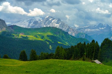 Yaz mevsiminde Sella geçidi boyunca dağ manzarası, Dolomites, Trentino Alto Adige, İtalya