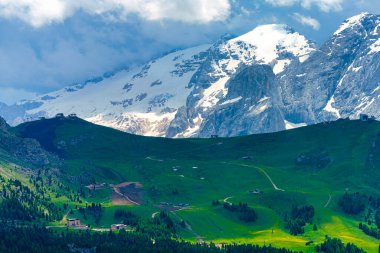 Yaz mevsiminde Sella geçidi boyunca dağ manzarası, Dolomites, Trentino Alto Adige, İtalya