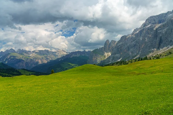 Paisagem Montanhosa Verão Longo Estrada Para Sella Pass Dolomitas Província — Fotografia de Stock