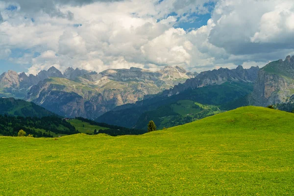 意大利Trentino Alto Adige Bolzano省Dolomites通往Sella山口的路上夏季的山区景观 — 图库照片