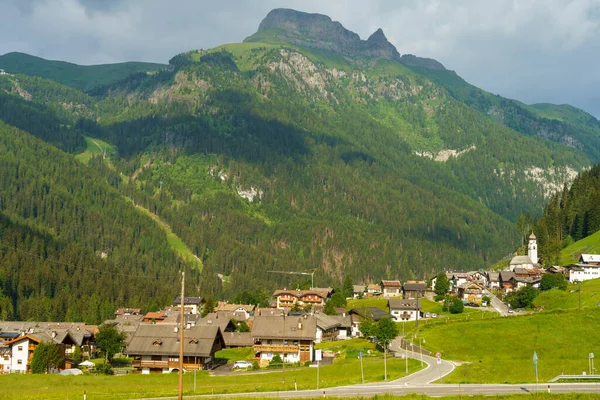 Paisagem Montanhosa Verão Longo Estrada Para Fedaia Pass Dolomitas Província — Fotografia de Stock