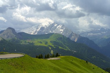 Yaz mevsiminde Sella geçidi boyunca dağ manzarası, Dolomites, Trentino Alto Adige, İtalya