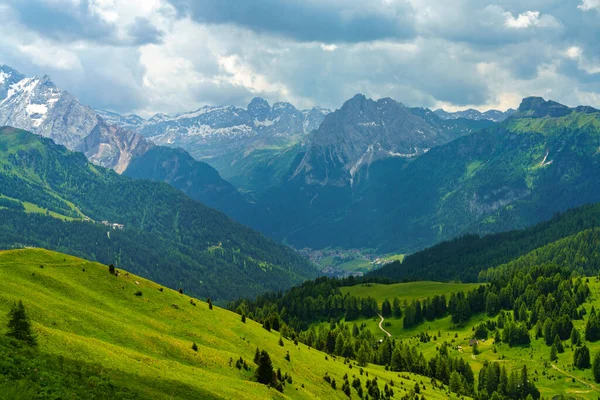 意大利Trentino Alto Adige Trento省Dolomites通往Sella山口的路上夏季的山区景观 — 图库照片