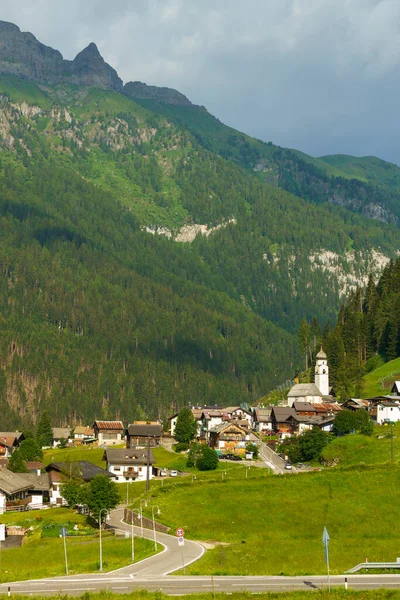 Paisagem Montanhosa Verão Longo Estrada Para Fedaia Pass Dolomitas Província — Fotografia de Stock