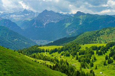 Yaz mevsiminde Sella geçidi boyunca dağ manzarası, Dolomites, Trentino Alto Adige, İtalya