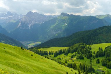 Yaz mevsiminde Sella geçidi boyunca dağ manzarası, Dolomites, Trentino Alto Adige, İtalya