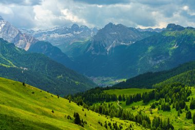 Yaz mevsiminde Sella geçidi boyunca dağ manzarası, Dolomites, Trentino Alto Adige, İtalya