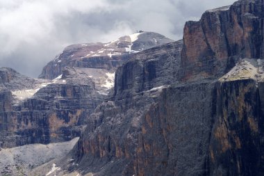 Yaz mevsiminde Sella geçidi boyunca dağ manzarası, Dolomites, Trentino Alto Adige, İtalya