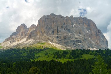Yaz aylarında Sella geçidi boyunca dağ manzarası, Dolomites, Bolzano ili, Trentino Alto Adige, İtalya