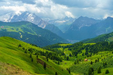 Yaz mevsiminde Sella geçidi boyunca dağ manzarası, Dolomites, Trentino Alto Adige, İtalya