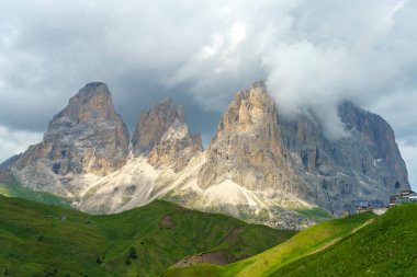 Yaz mevsiminde Sella geçidi boyunca dağ manzarası, Dolomites, Trentino Alto Adige, İtalya