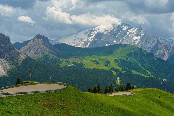 意大利Trentino Alto Adige Trento省Dolomites通往Sella山口的路上夏季的山区景观 — 图库照片