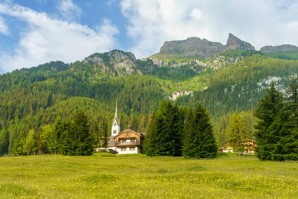 Paisagem Montanhosa Verão Longo Estrada Para Fedaia Pass Dolomitas Província — Fotografia de Stock