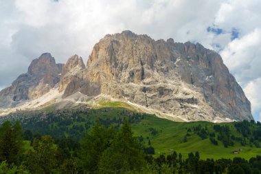 Yaz aylarında Sella geçidi boyunca dağ manzarası, Dolomites, Bolzano ili, Trentino Alto Adige, İtalya
