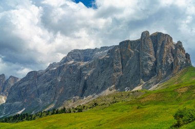 Yaz aylarında Sella geçidi boyunca dağ manzarası, Dolomites, Bolzano ili, Trentino Alto Adige, İtalya