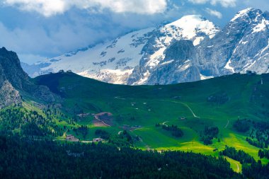 Yaz mevsiminde Sella geçidi boyunca dağ manzarası, Dolomites, Trentino Alto Adige, İtalya