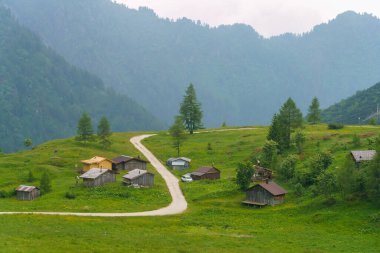 Fedaia geçidi boyunca yaz aylarında dağ manzarası, Dolomites, Belluno ili, Veneto, İtalya.