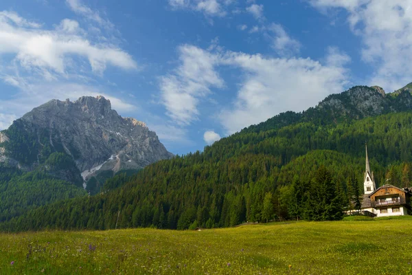 Paisagem Montanhosa Verão Longo Estrada Para Fedaia Pass Dolomitas Província — Fotografia de Stock