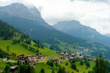 Yaz aylarında Selva di Cadore, Dolomites, Belluno, Veneto, İtalya 'ya giden yol boyunca dağ manzarası.