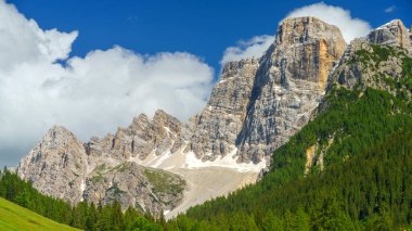 Yaz mevsiminde Selva di Cadore, Dolomites, Belluno ili, Veneto, İtalya 'daki Forcella Staulanza yolunda dağ manzarası.