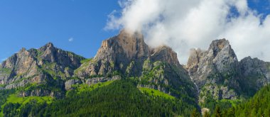 Yaz mevsiminde Selva di Cadore, Dolomites, Belluno ili, Veneto, İtalya 'daki Forcella Staulanza yolunda dağ manzarası.
