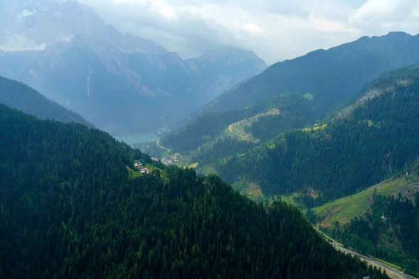 ルチア山 ドロミテ山 ベルーノ州 ヴェネト州 イタリアへの道に沿って夏の山の風景 — ストック写真