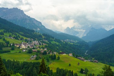 Yaz aylarında Selva di Cadore, Dolomites, Belluno, Veneto, İtalya 'ya giden yol boyunca dağ manzarası.
