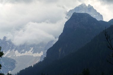 Yaz mevsiminde Selva di Cadore, Dolomites, Belluno ili, Veneto, İtalya 'daki Forcella Staulanza yolunda dağ manzarası.