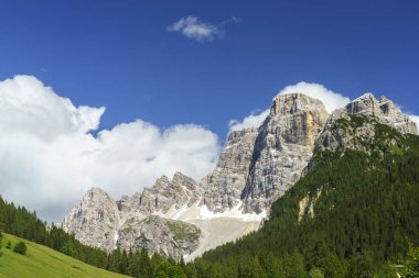 Yaz mevsiminde Selva di Cadore, Dolomites, Belluno ili, Veneto, İtalya 'daki Forcella Staulanza yolunda dağ manzarası.