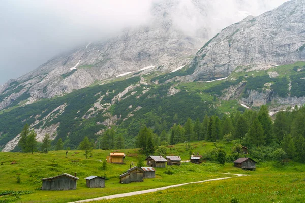 意大利韦尼托Belluno省Dolomites通往Fedaia山口的路上夏季的山区景观 — 图库照片