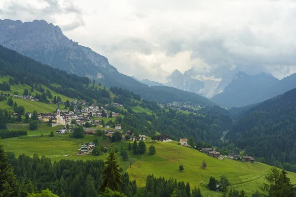 Paisagem Montanhosa Verão Longo Estrada Para Selva Cadore Dolomites Província — Fotografia de Stock