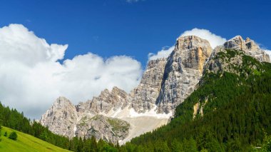 Yaz mevsiminde Selva di Cadore, Dolomites, Belluno ili, Veneto, İtalya 'daki Forcella Staulanza yolunda dağ manzarası.