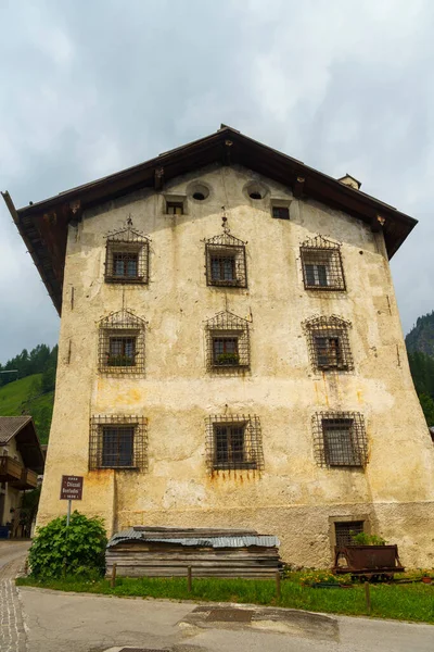 Colle Santa Lucia Belluno Veneto Italy Dolomites的老村庄 Chizzali Bonfadini宫 — 图库照片