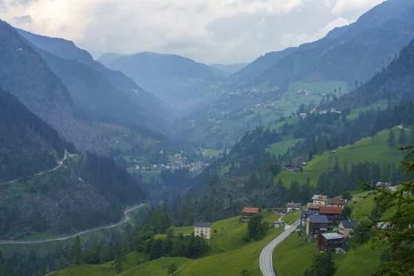 意大利韦尼托Belluno省Dolomites通往Colle Santa Lucia公路沿线的夏季山区景观 — 图库照片