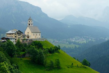 Yazın Colle Santa Lucia, Dolomites, Belluno, Veneto, İtalya 'ya giden yol boyunca dağ manzarası.