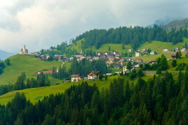 Yaz aylarında Selva di Cadore, Dolomites, Belluno, Veneto, İtalya 'ya giden yol boyunca dağ manzarası.